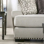 Canapé Bule rembourré en tissu gris clair de style transitoire avec garniture cloutée et coussins par Furniture of America